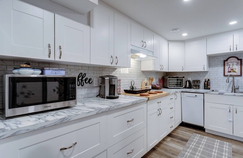 West Kelowna Estates House | Spectacular Lake & Mountain Views, Hot Tub & near Wineries, minutes to Kelowna!