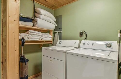 Marion House | Spectacular Log Cabin Home 45 minutes to Asheville