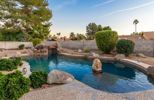 North Mountain House | Spectacular Moon Valley! 4 Bedroom With 3 King Beds! Heated Pool! Sleeps 10! 4 Home by Redawning