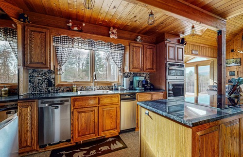 Franklin House | Spectacular mountain view home: dog friendly, large deck & game room