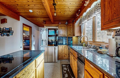 Franklin House | Spectacular mountain view home: dog friendly, large deck & game room