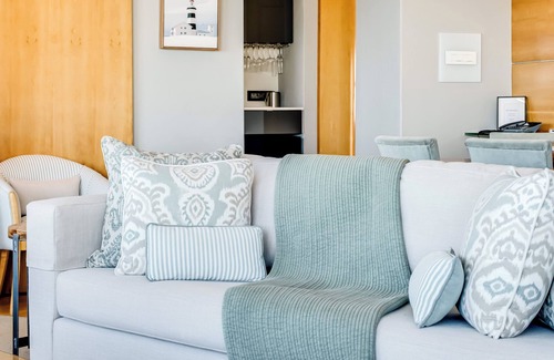 Bantry Bay Apartment | Spectacular Ocean View, Free WiFi, Free Parking, Superb Location, Backup Power