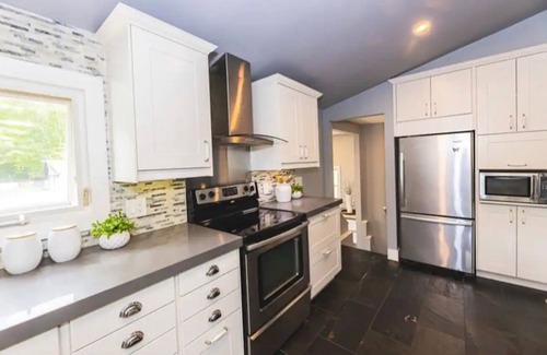 Minden Hills House | Spectacular renovated lakefront bangalow with hottub and great outdoor space