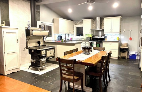 Minden Hills House | Spectacular renovated lakefront bangalow with hottub and great outdoor space