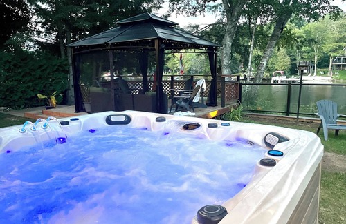 Minden Hills House | Spectacular renovated lakefront bangalow with hottub and great outdoor space