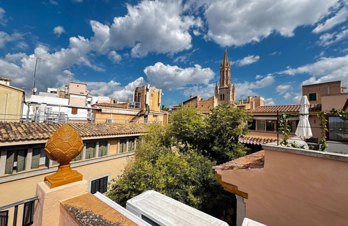 Monti-Sion House | Spectacular rooftop with cathedral views and BBQ