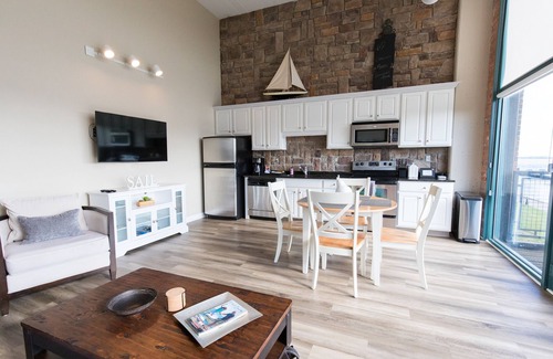 Sandusky Condo | Spectacular Turn-Key Waterfront Getaway For Six!