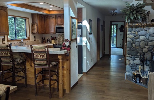 Truckee House | Spectacular Views, Full Amenities Access, Walk to Pools/Gym, Sledding out back!
