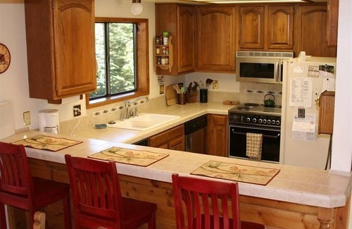 Truckee House | Spectacular Views, Full Amenities Access, Walk to Pools/Gym, Sledding out back!