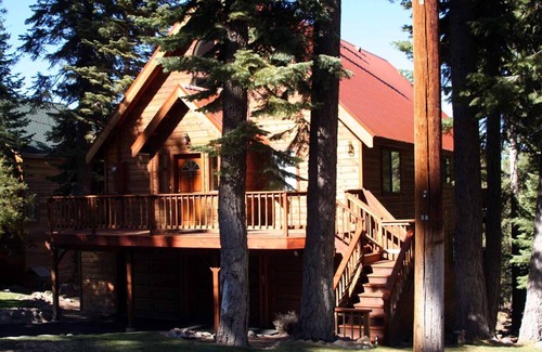 Truckee House | Spectacular Views, Full Amenities Access, Walk to Pools/Gym, Sledding out back!