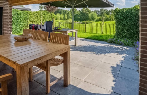 Dwingeloo House | Spend a relaxing family vacation in this comfortable vacation home with outdoor wellness.