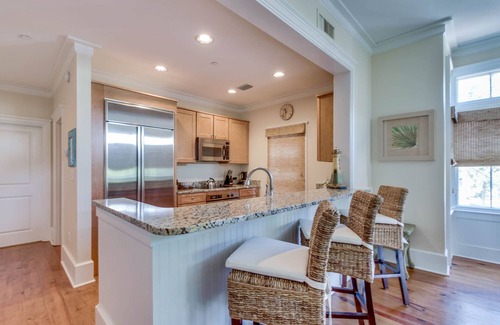 Beach District Condo | Spend Fall by the Beach! Beachside! Close to it all! Screened-in Porch!