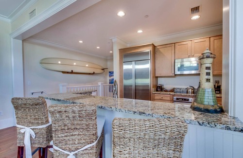 Beach District Condo | Spend Fall by the Beach! Beachside! Close to it all! Screened-in Porch!