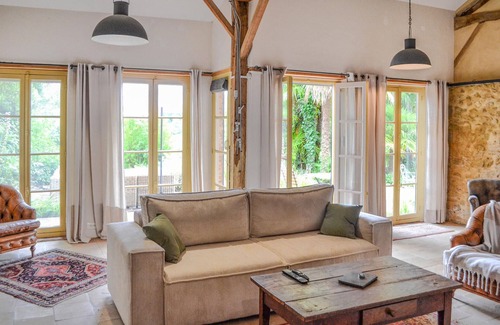 Courties House | Spend your family vacation in this charming and spacious vacation home with swimming pool.