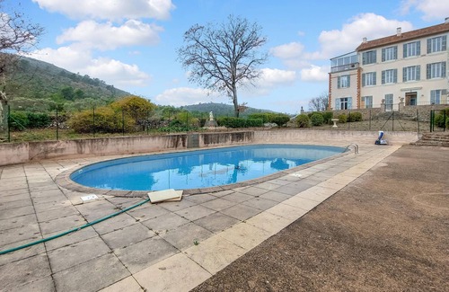 Fox-Amphoux Apartment | Spend your vacation in this appealing apartment with pool access.
