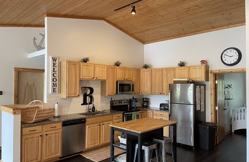 Mayfield Cottage | Spider Lake Escape: Quiet Cove Waterfront Living