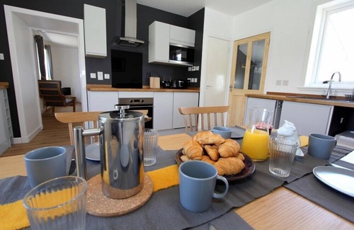 Brenish Cottage | SPINDRIFT, pet friendly, with open fire in Timsgearraidh