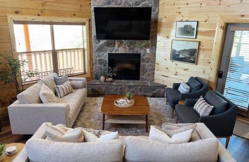Pigeon Forge House | Splendid 2Cabins Sleeps 28 Pool Hot Tub More
