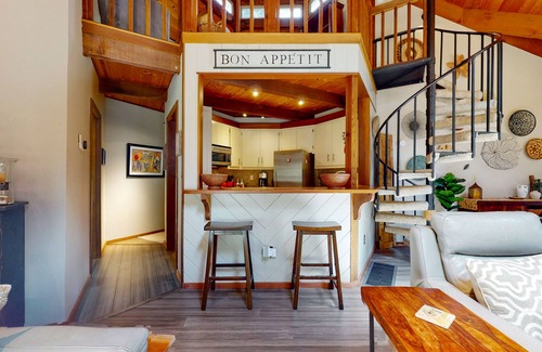 Mendocino House | Splendid dog-friendly home with firepit, hot tub, full kitchen, grill, & patio