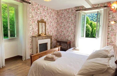 Issor Bed & Breakfast | Splendid farmhouse at the foot of the Pyrenees, breathtaking view