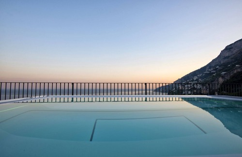 Amalfi Villa | Splendid luxury villa, an ancient palace in Amalfi with jacuzzi-pool and sea-view, at 300 m from the