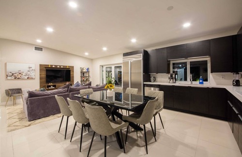North Miami Beach Villa | Splendid Renovated Villa w/GYM+BKB Ct+Fire Pit+Heated Pool
