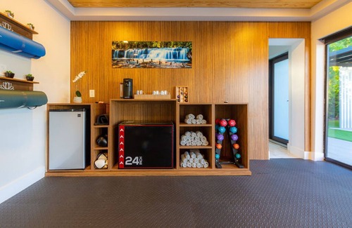 North Miami Beach Villa | Splendid Renovated Villa w/GYM+BKB Ct+Fire Pit+Heated Pool