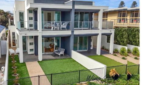 Christies Beach House | Splendour By The Sea By Wine Coast Holidays