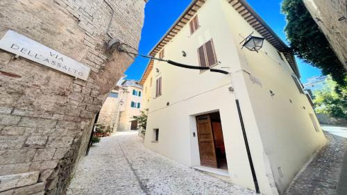 Spoleto Villa | Spoleto storico spacious city house - car unnecessary - wifi - sleeps 10