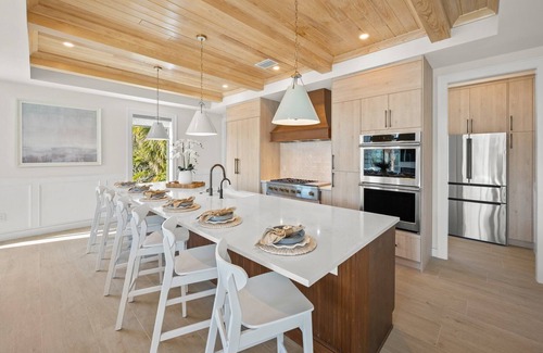 Siesta Key House | Sport Court & Golf Simulator-Resort Pool w/Slide-Billiards-Bike to Beach/Village