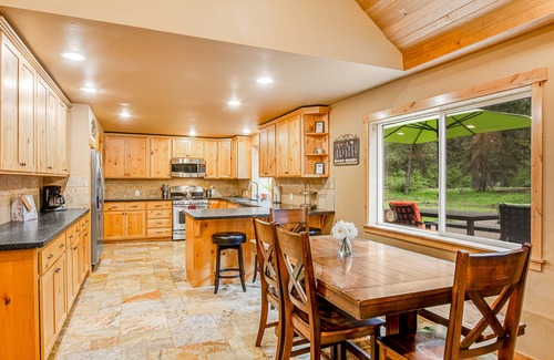 Cle Elum House | Sprawling cabin near the lake with a private grill and large patio - W/D & AC