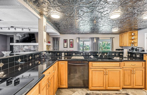 San Carlos Park House | Sprawling Fort Myers Home: Pool & Screened Lanai!