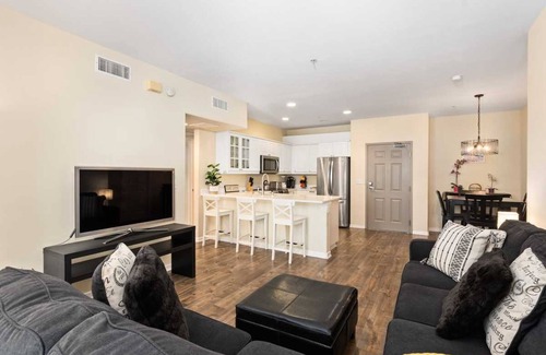 Downtown San Diego Condo | Sprawling Little Italy Getaway