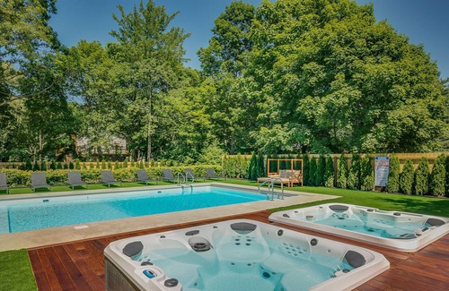 Union Pier House | Sprawling Luxury Rental w/ Chef's Kitchen, Pool & 2 Hot Tubs - Walk to Beach
