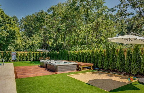 Union Pier House | Sprawling Luxury Rental w/ Chef's Kitchen, Pool & 2 Hot Tubs - Walk to Beach