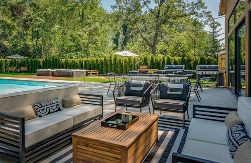 Union Pier House | Sprawling Luxury Rental w/ Chef's Kitchen, Pool & 2 Hot Tubs - Walk to Beach