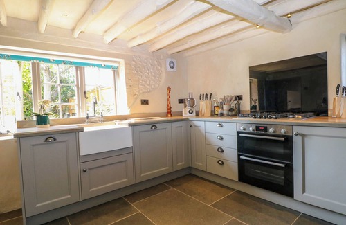 Ford Cottage | SPRING COTTAGE, pet friendly, character holiday cottage in Yapton