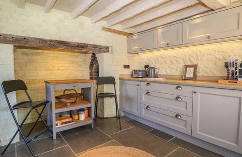 Ford Cottage | SPRING COTTAGE, pet friendly, character holiday cottage in Yapton