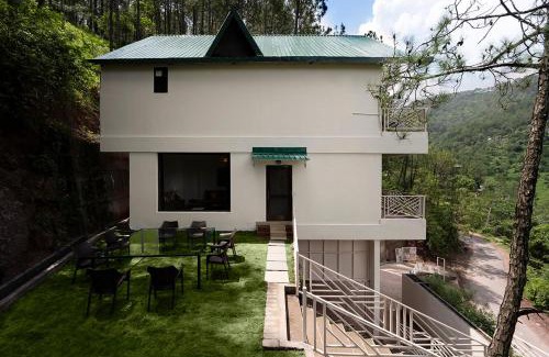 Kasauli Villa | Spring Hills 4BD Kasauli glass attic Villa cook