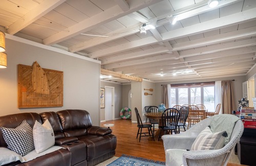 Grand Junction House | Spring is for Mom! Celebrate HER with wine, shopping and coffee on the dock!