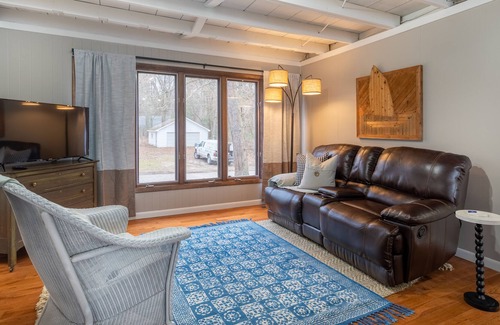 Grand Junction House | Spring is for Mom! Celebrate HER with wine, shopping and coffee on the dock!