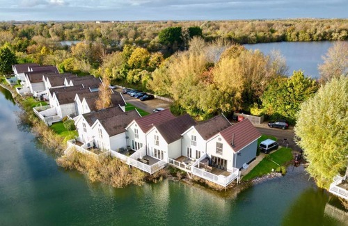 South Cerney House | Spring Lake 52, Eider Lodge (P) - Lakeside Holiday Cottage