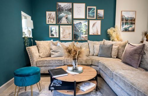 Harrogate Apartment | Spring Mount Huge Luxury Full Apartment- Harrogate Centre-Two extremely comfy Kingsize Bedrooms-Fully equipped Modern Kitchen-Cosy living room with Huge TV
