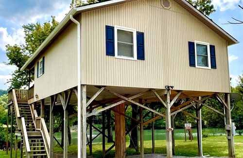 Hardy Cabin | Spring River Waterfront Cabin - Walking Distance to Downtown Hardy & Loberg Park