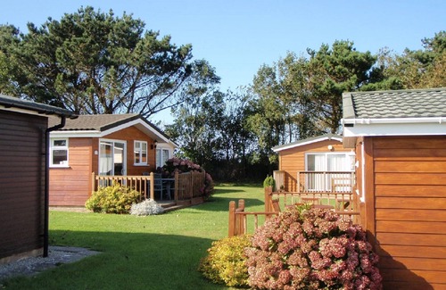 Padstow Ski Chalet | SPRING TIDE, family friendly with garden views in St Merryn