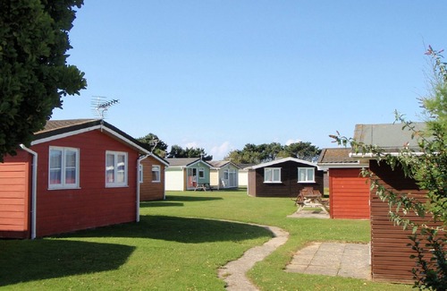 Padstow Ski Chalet | SPRING TIDE, family friendly with garden views in St Merryn