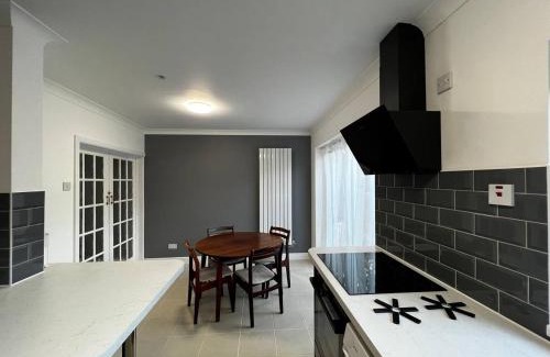 Stoke-on-Trent House | Springfield House- Near Newcastle Centre, Hospital and Keele University!