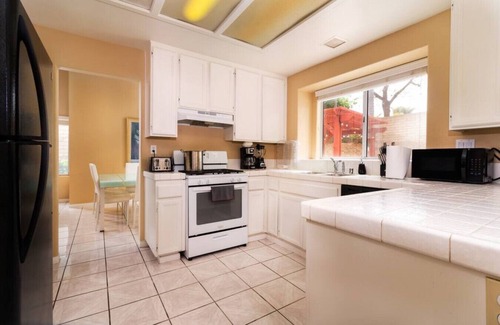 Moreno Valley House | Springmist · ✷PRIVATE POOL✷ 4 Bedroom/Fast Wifi/Dessert Oasis