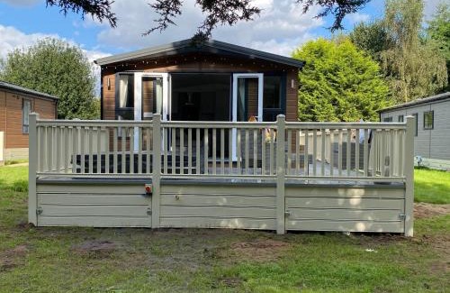 Allerthorpe House | Springwood Lodge with Hot Tub