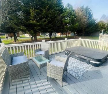 Allerthorpe House | Springwood Lodge with Hot Tub